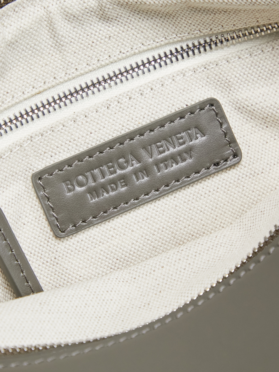 🎁BOTTEGA VENETA new woven Tribeca handbag Double zipper design + super clear inner layering, sufficient capacity without clutter; small items can be stored in an orderly manner for daily commuting and short trips 🗂 Equipped with a comfortable wide shoulder strap, it can be worn on the shoulder, crossbody, or in the hand, and the carrying method is super flexible.
Style number: 836016
Size: 30.5*20*9cm
Color: cypress green photo 8