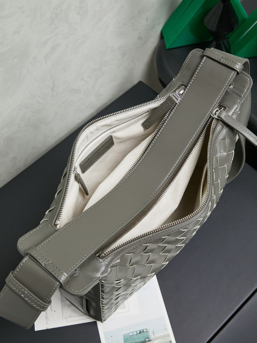 🎁BOTTEGA VENETA new woven Tribeca handbag Double zipper design + super clear inner layering, sufficient capacity without clutter; small items can be stored in an orderly manner for daily commuting and short trips 🗂 Equipped with a comfortable wide shoulder strap, it can be worn on the shoulder, crossbody, or in the hand, and the carrying method is super flexible.
Style number: 836016
Size: 30.5*20*9cm
Color: cypress green photo 9