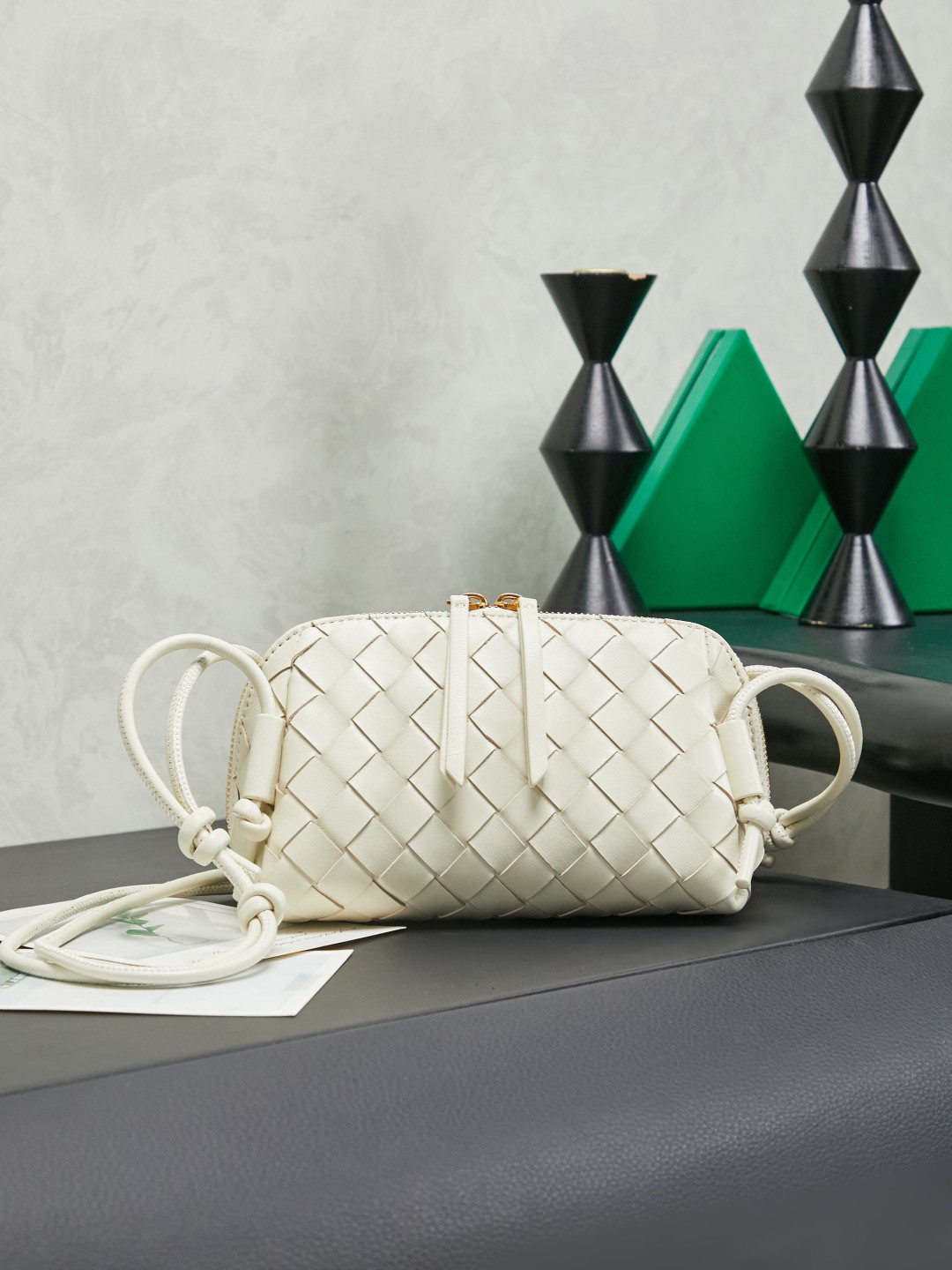 BV's new mini bag ceiling Bottegaveneta's new Concert Pouch bag is small and has a large capacity. It can hold a Pro max mobile phone. The shoulder strap is adjustable for cross-body carry and single-shoulder carry. It is very cost-effective. The latest small bag in autumn and winter has a lot of capacity. It can hold 4 short clips. I also tried it and it can hold one of my fists. It's cute and the capacity is touching. The length of the shoulder strap is adjustable. Full marks for daily commuting.
Style number: 794258
Color: sea salt white
Size: 18.5*11.5*8.5cm