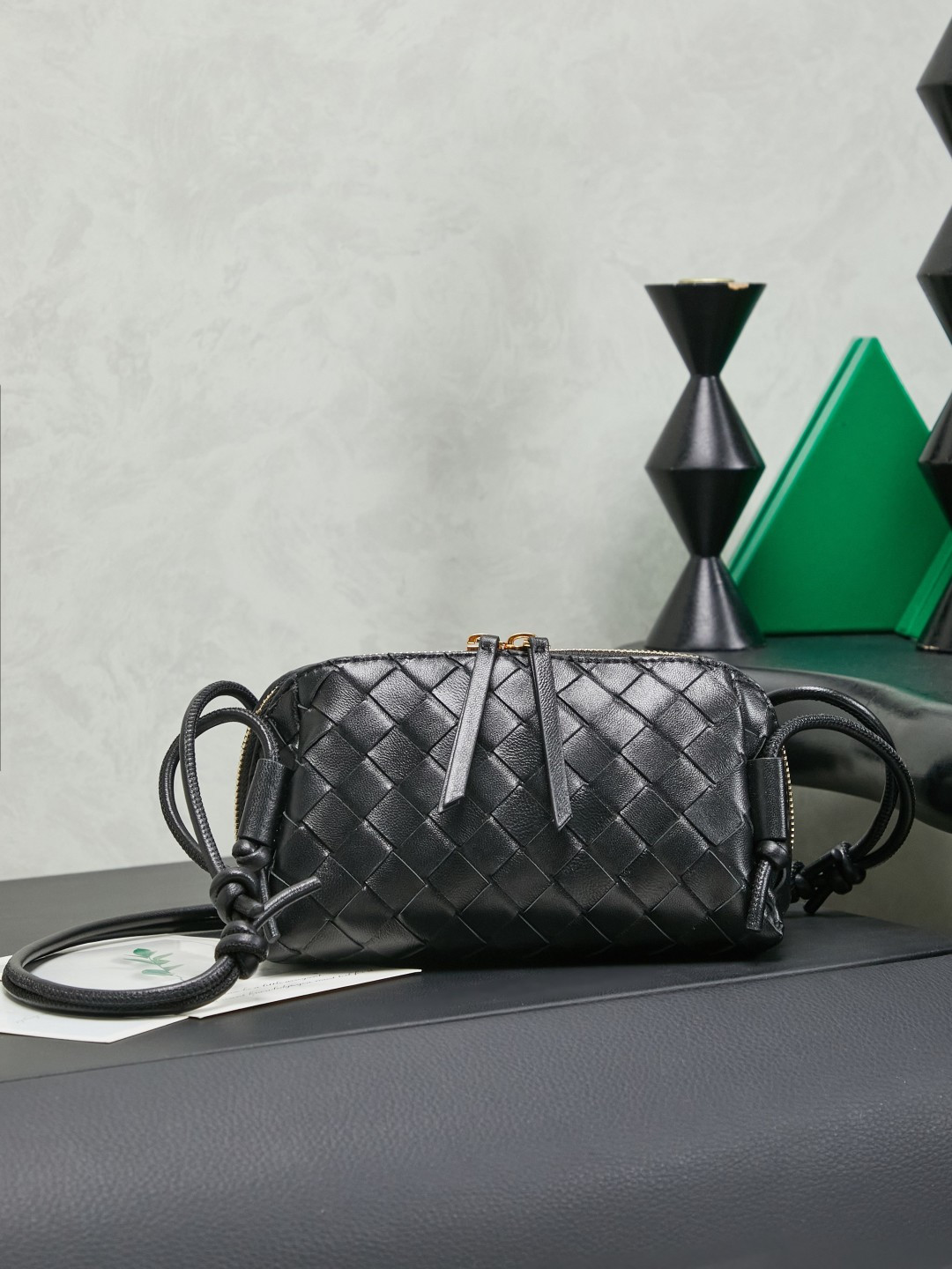 BV's new mini bag ceiling Bottegaveneta's new Concert Pouch bag is small and has a large capacity. It can hold a Pro max mobile phone. The shoulder strap is adjustable for cross-body carry and single-shoulder carry. It is very cost-effective. The latest small bag in autumn and winter has a lot of capacity. It can hold 4 short clips. I also tried it and it can hold one of my fists. It's cute and the capacity is touching. The length of the shoulder strap is adjustable. Full marks for daily commuting.
Style number: 794258
Color: black
Size: 18.5*11.5*8.5cm