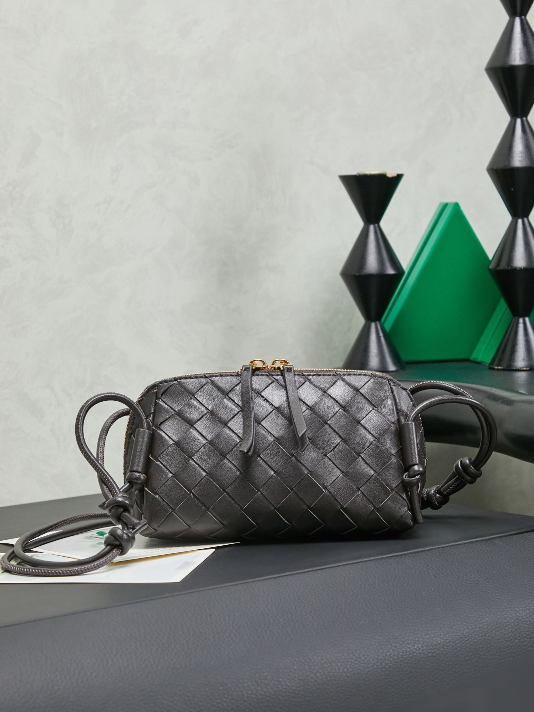 BV's new mini bag ceiling Bottegaveneta's new Concert Pouch bag is small and has a large capacity. It can hold a Pro max mobile phone. The shoulder strap is adjustable for cross-body carry and single-shoulder carry. It is very cost-effective. The latest small bag in autumn and winter has a lot of capacity. It can hold 4 short clips. I also tried it and it can hold one of my fists. It's cute and the capacity is touching. The length of the shoulder strap is adjustable. Full marks for daily commuting.
Style number: 794258
Color: chocolate brown
Size: 18.5*11.5*8.5cm