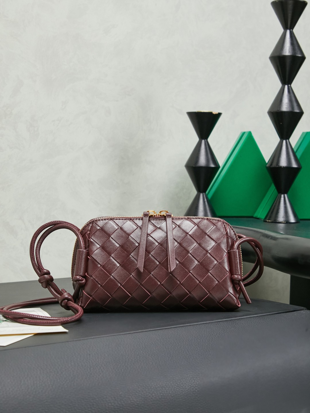 BV's new mini bag ceiling Bottegaveneta's new Concert Pouch bag is small and has a large capacity. It can hold a Pro max mobile phone. The shoulder strap is adjustable for cross-body carry and single-shoulder carry. It is very cost-effective. The latest small bag in autumn and winter has a lot of capacity. It can hold 4 short clips. I also tried it and it can hold one of my fists. It's cute and the capacity is touching. The length of the shoulder strap is adjustable. Full marks for daily commuting.
Style number: 794258
Color: wine red
Size: 18.5*11.5*8.5cm