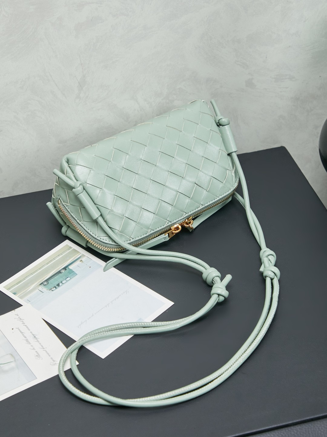 BV's new mini bag ceiling Bottegaveneta's new Concert Pouch bag is small and has a large capacity. It can hold a Pro max mobile phone. The shoulder strap is adjustable for cross-body carry and single-shoulder carry. It is very cost-effective. The latest small bag in autumn and winter has a lot of capacity. It can hold 4 short clips. I also tried it and it can hold one of my fists. It's cute and the capacity is touching. The length of the shoulder strap is adjustable. Full marks for daily commuting.
Style number: 794258
Color: sage green
Size: 18.5*11.5*8.5cm photo 2