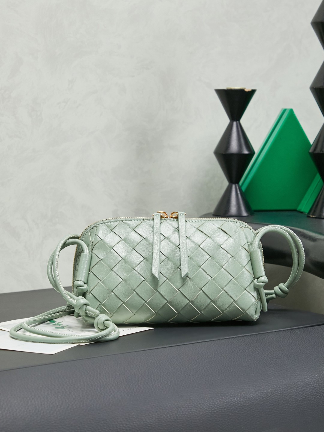 BV's new mini bag ceiling Bottegaveneta's new Concert Pouch bag is small and has a large capacity. It can hold a Pro max mobile phone. The shoulder strap is adjustable for cross-body carry and single-shoulder carry. It is very cost-effective. The latest small bag in autumn and winter has a lot of capacity. It can hold 4 short clips. I also tried it and it can hold one of my fists. It's cute and the capacity is touching. The length of the shoulder strap is adjustable. Full marks for daily commuting.
Style number: 794258
Color: sage green
Size: 18.5*11.5*8.5cm