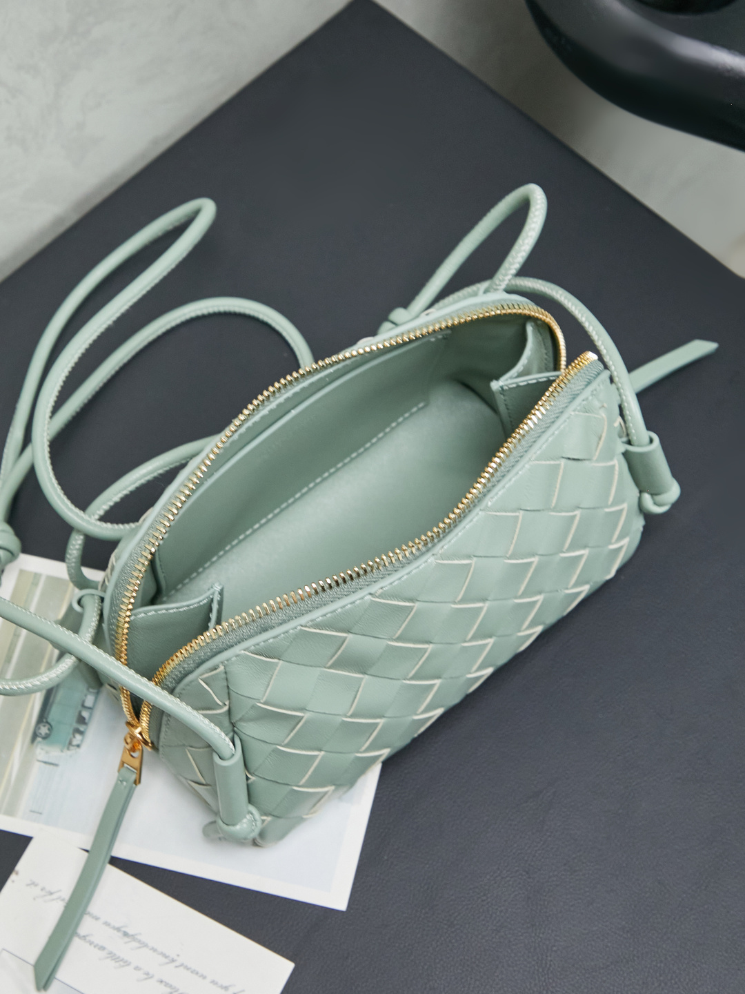 BV's new mini bag ceiling Bottegaveneta's new Concert Pouch bag is small and has a large capacity. It can hold a Pro max mobile phone. The shoulder strap is adjustable for cross-body carry and single-shoulder carry. It is very cost-effective. The latest small bag in autumn and winter has a lot of capacity. It can hold 4 short clips. I also tried it and it can hold one of my fists. It's cute and the capacity is touching. The length of the shoulder strap is adjustable. Full marks for daily commuting.
Style number: 794258
Color: sage green
Size: 18.5*11.5*8.5cm photo 7