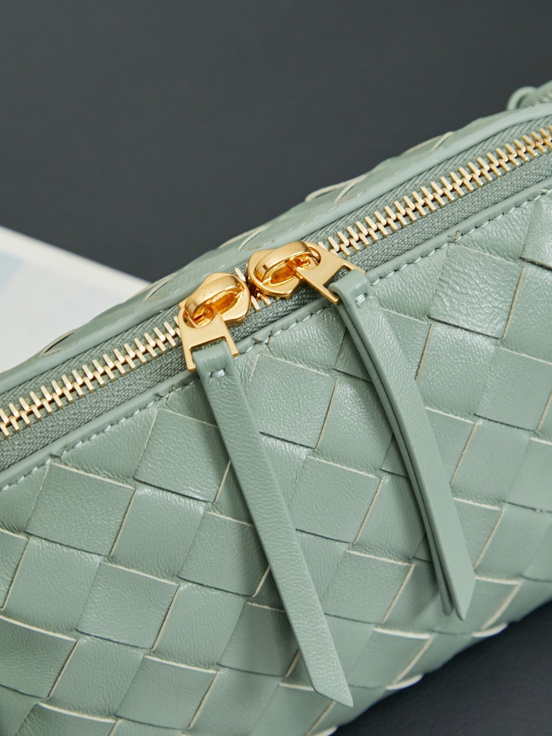 BV's new mini bag ceiling Bottegaveneta's new Concert Pouch bag is small and has a large capacity. It can hold a Pro max mobile phone. The shoulder strap is adjustable for cross-body carry and single-shoulder carry. It is very cost-effective. The latest small bag in autumn and winter has a lot of capacity. It can hold 4 short clips. I also tried it and it can hold one of my fists. It's cute and the capacity is touching. The length of the shoulder strap is adjustable. Full marks for daily commuting.
Style number: 794258
Color: sage green
Size: 18.5*11.5*8.5cm photo 8