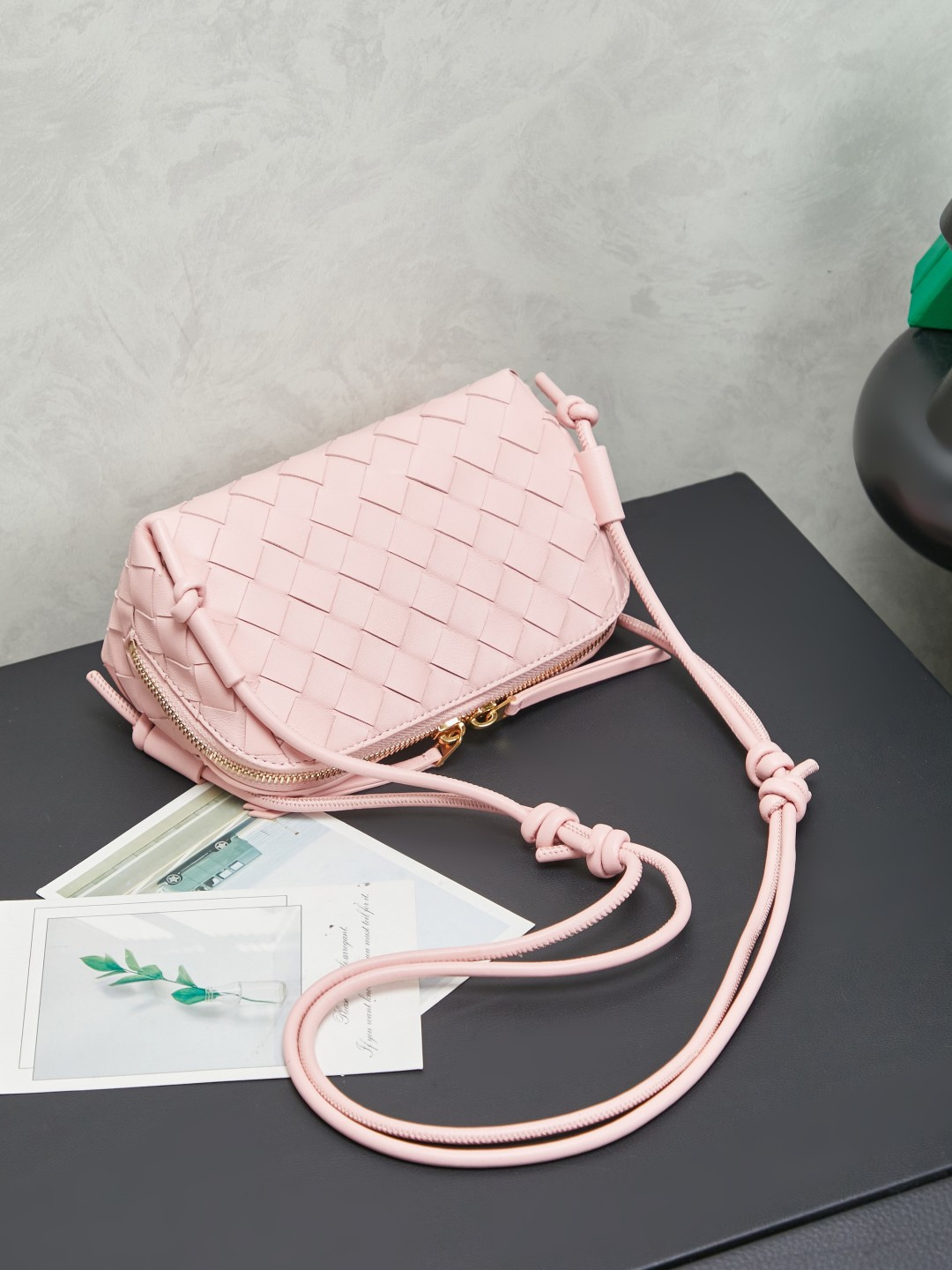 BV's new mini bag ceiling Bottegaveneta's new Concert Pouch bag is small and has a large capacity. It can hold a Pro max mobile phone. The shoulder strap is adjustable for cross-body carry and single-shoulder carry. It is very cost-effective. The latest small bag in autumn and winter has a lot of capacity. It can hold 4 short clips. I also tried it and it can hold one of my fists. It's cute and the capacity is touching. The length of the shoulder strap is adjustable. Full marks for daily commuting.
Style number: 794258
Color: rose pink
Size: 18.5*11.5*8.5cm photo 3
