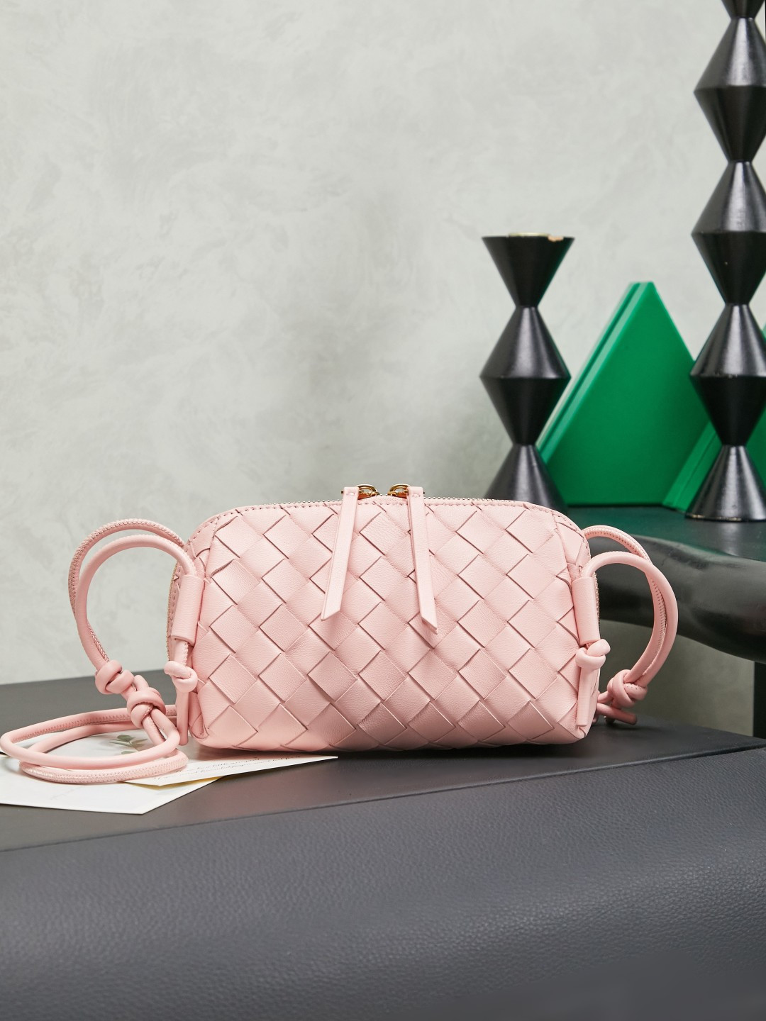 BV's new mini bag ceiling Bottegaveneta's new Concert Pouch bag is small and has a large capacity. It can hold a Pro max mobile phone. The shoulder strap is adjustable for cross-body carry and single-shoulder carry. It is very cost-effective. The latest small bag in autumn and winter has a lot of capacity. It can hold 4 short clips. I also tried it and it can hold one of my fists. It's cute and the capacity is touching. The length of the shoulder strap is adjustable. Full marks for daily commuting.
Style number: 794258
Color: rose pink
Size: 18.5*11.5*8.5cm