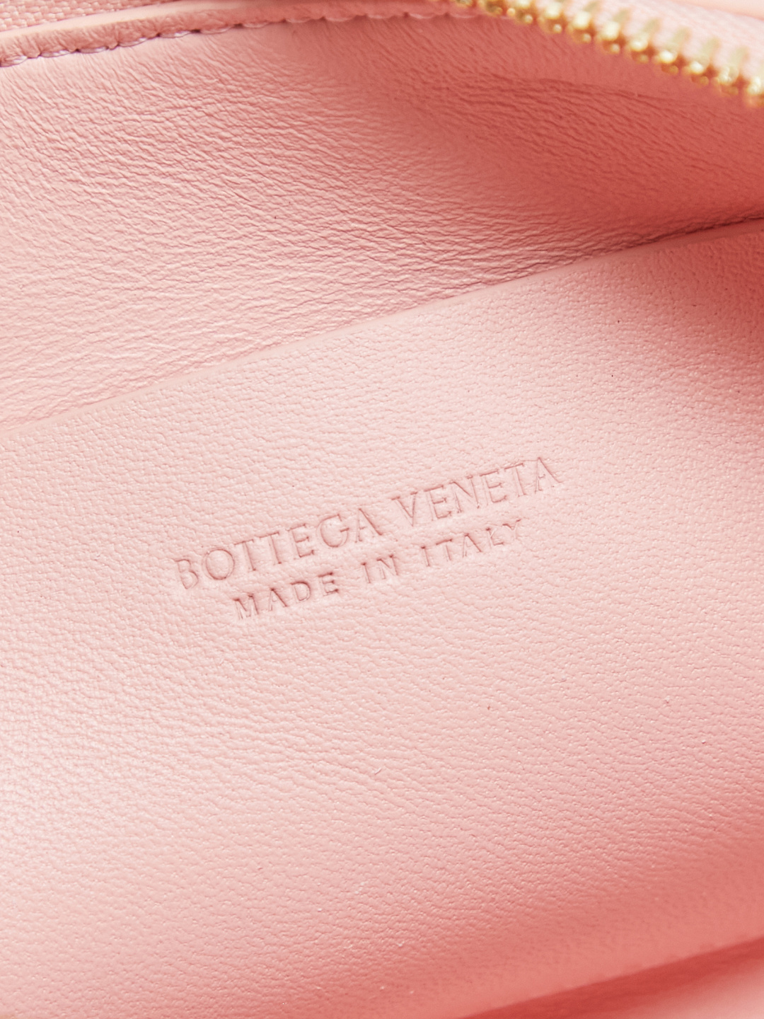 BV's new mini bag ceiling Bottegaveneta's new Concert Pouch bag is small and has a large capacity. It can hold a Pro max mobile phone. The shoulder strap is adjustable for cross-body carry and single-shoulder carry. It is very cost-effective. The latest small bag in autumn and winter has a lot of capacity. It can hold 4 short clips. I also tried it and it can hold one of my fists. It's cute and the capacity is touching. The length of the shoulder strap is adjustable. Full marks for daily commuting.
Style number: 794258
Color: rose pink
Size: 18.5*11.5*8.5cm photo 6