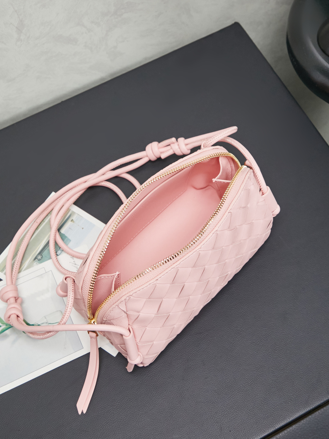 BV's new mini bag ceiling Bottegaveneta's new Concert Pouch bag is small and has a large capacity. It can hold a Pro max mobile phone. The shoulder strap is adjustable for cross-body carry and single-shoulder carry. It is very cost-effective. The latest small bag in autumn and winter has a lot of capacity. It can hold 4 short clips. I also tried it and it can hold one of my fists. It's cute and the capacity is touching. The length of the shoulder strap is adjustable. Full marks for daily commuting.
Style number: 794258
Color: rose pink
Size: 18.5*11.5*8.5cm photo 7