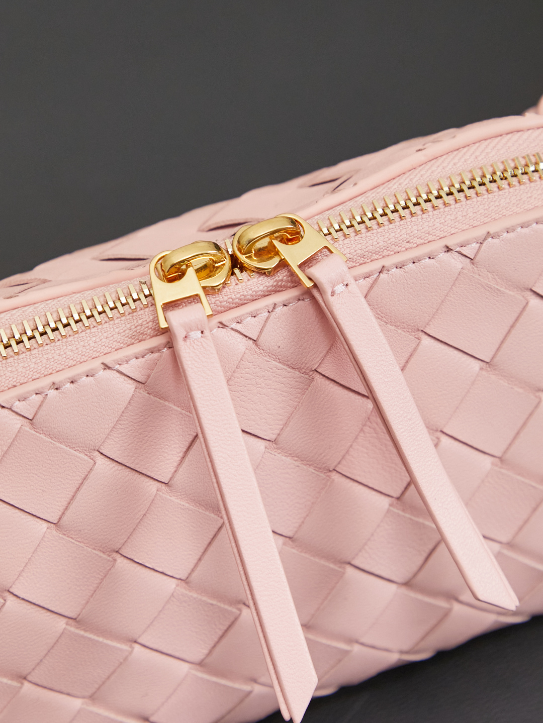 BV's new mini bag ceiling Bottegaveneta's new Concert Pouch bag is small and has a large capacity. It can hold a Pro max mobile phone. The shoulder strap is adjustable for cross-body carry and single-shoulder carry. It is very cost-effective. The latest small bag in autumn and winter has a lot of capacity. It can hold 4 short clips. I also tried it and it can hold one of my fists. It's cute and the capacity is touching. The length of the shoulder strap is adjustable. Full marks for daily commuting.
Style number: 794258
Color: rose pink
Size: 18.5*11.5*8.5cm photo 8