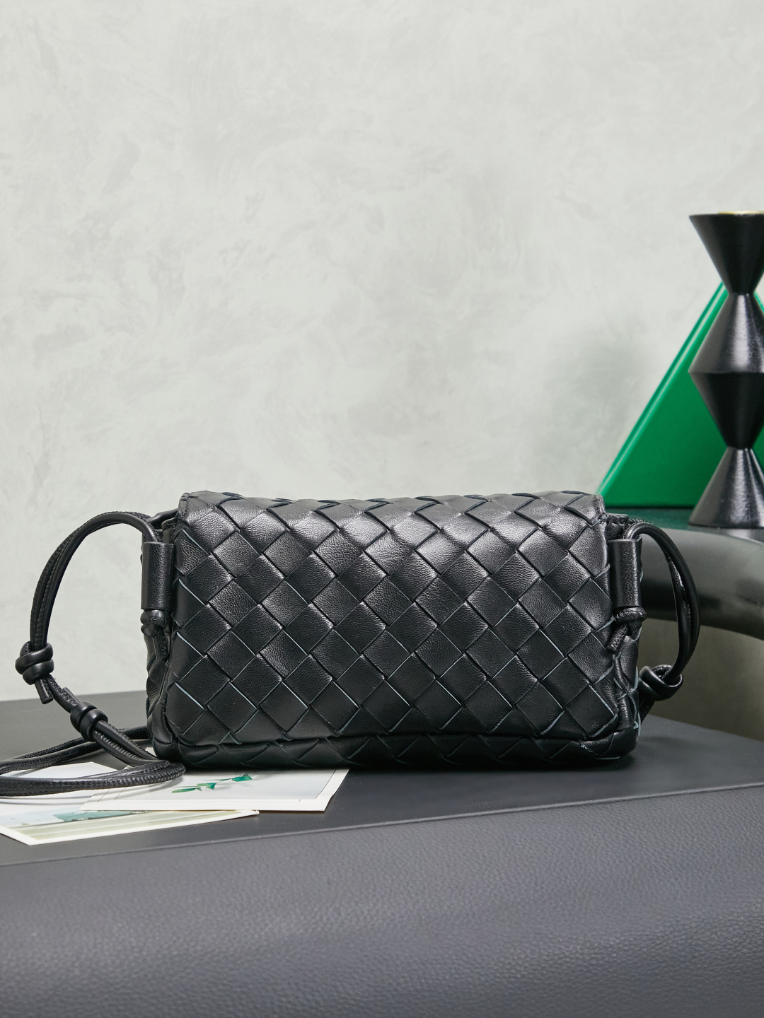 Bottega Veneta's new early spring products are here◍˃ᵕ˂◍ The super cute little bag captures my heart every time. This simple little bag that can be carried on the back at any time is really convenient. The surprise of this Notturno clutch lies in the three independent spaces inside. Babies with a lot of belongings must be able to sympathize with the tiring feeling of searching for a long time every time to find something. This divided zone design simply captures my heart.
Style number: 843893
Size: 21*11*9cm
Color: black photo 1