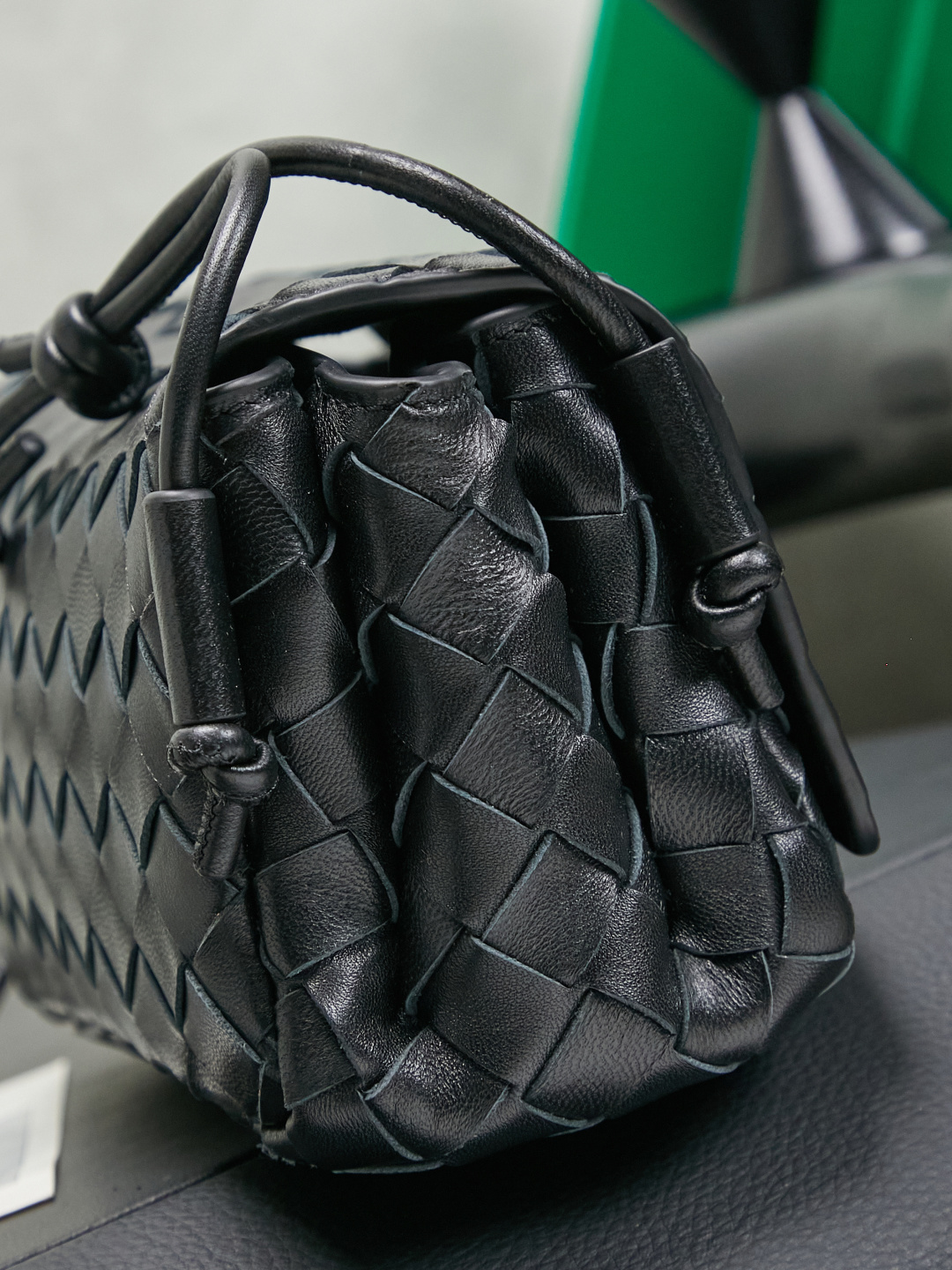 Bottega Veneta's new early spring products are here◍˃ᵕ˂◍ The super cute little bag captures my heart every time. This simple little bag that can be carried on the back at any time is really convenient. The surprise of this Notturno clutch lies in the three independent spaces inside. Babies with a lot of belongings must be able to sympathize with the tiring feeling of searching for a long time every time to find something. This divided zone design simply captures my heart.
Style number: 843893
Size: 21*11*9cm
Color: black photo 2