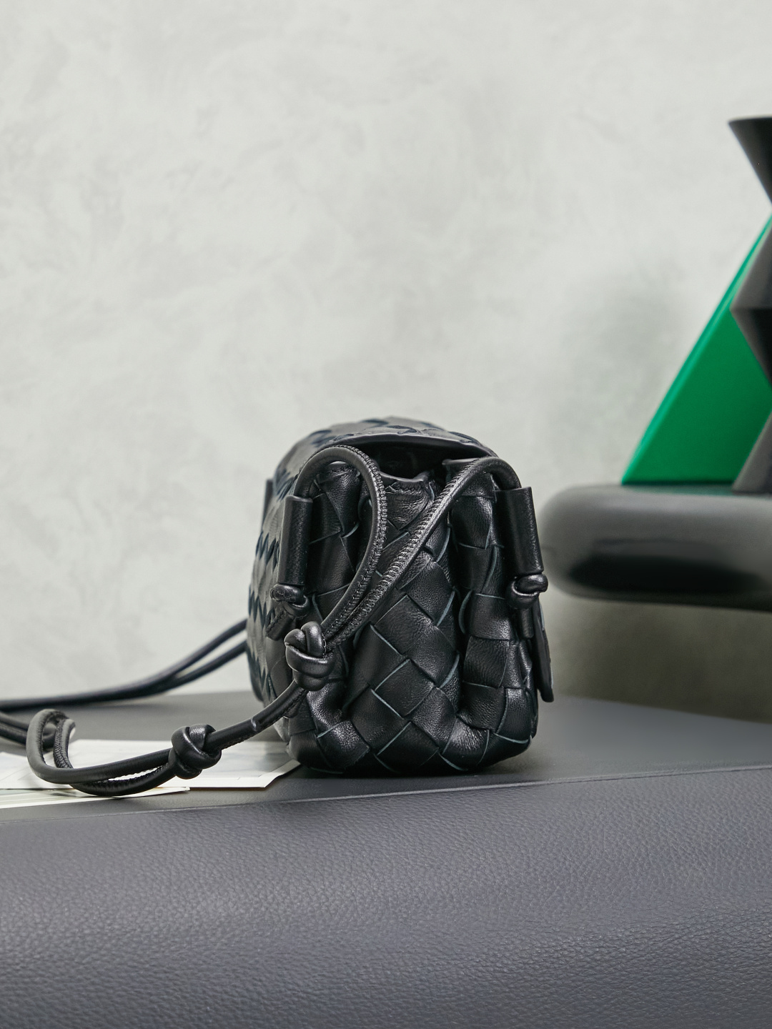 Bottega Veneta's new early spring products are here◍˃ᵕ˂◍ The super cute little bag captures my heart every time. This simple little bag that can be carried on the back at any time is really convenient. The surprise of this Notturno clutch lies in the three independent spaces inside. Babies with a lot of belongings must be able to sympathize with the tiring feeling of searching for a long time every time to find something. This divided zone design simply captures my heart.
Style number: 843893
Size: 21*11*9cm
Color: black photo 3
