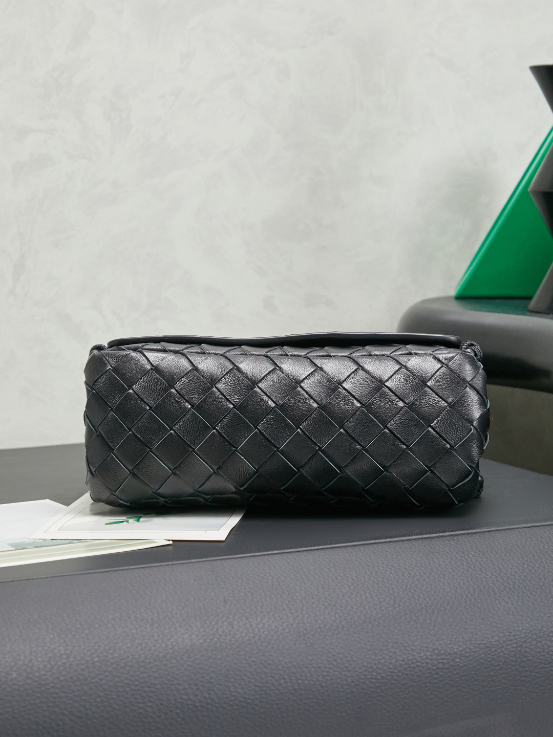 Bottega Veneta's new early spring products are here◍˃ᵕ˂◍ The super cute little bag captures my heart every time. This simple little bag that can be carried on the back at any time is really convenient. The surprise of this Notturno clutch lies in the three independent spaces inside. Babies with a lot of belongings must be able to sympathize with the tiring feeling of searching for a long time every time to find something. This divided zone design simply captures my heart.
Style number: 843893
Size: 21*11*9cm
Color: black photo 4
