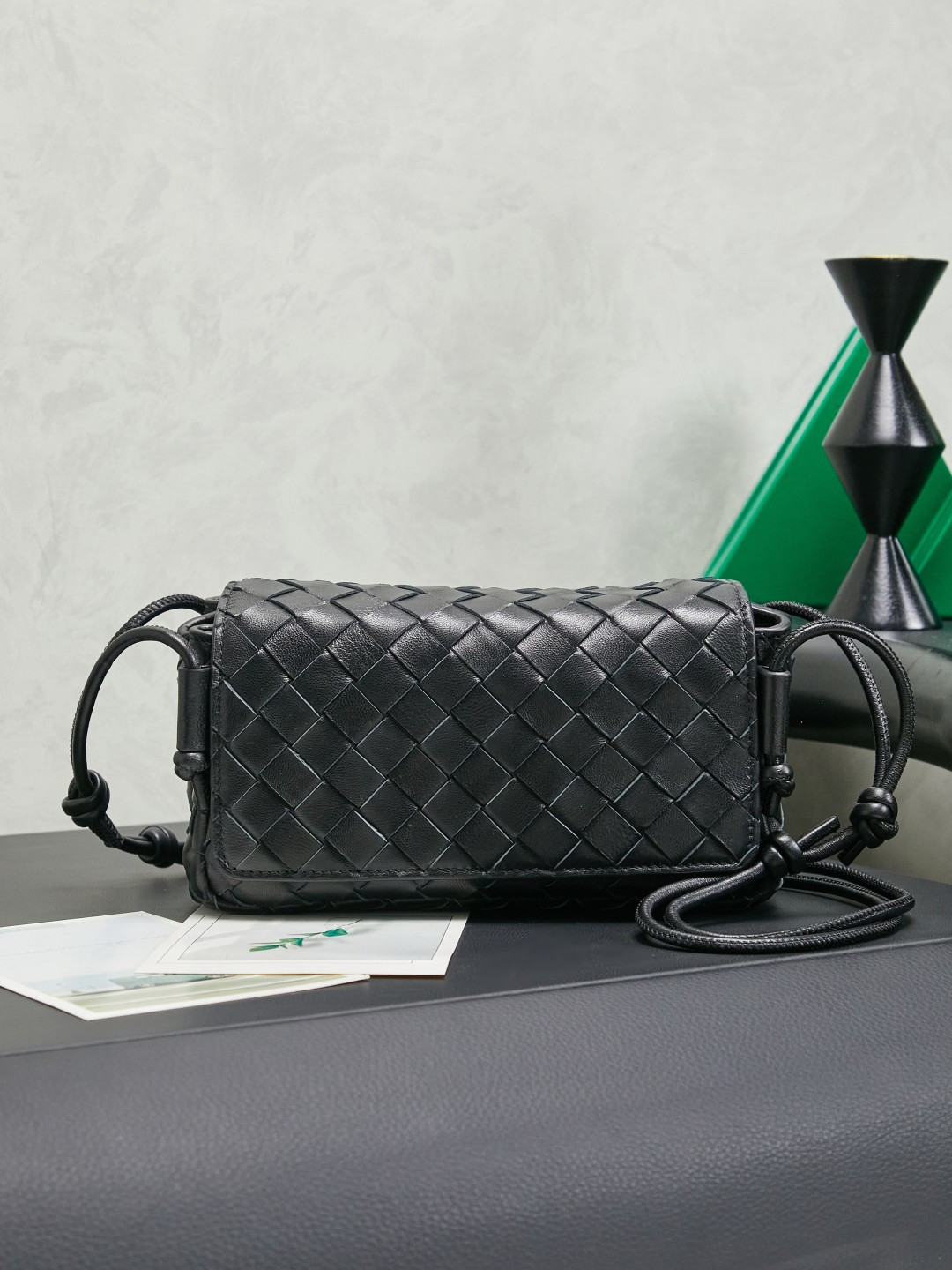 Bottega Veneta's new early spring products are here◍˃ᵕ˂◍ The super cute little bag captures my heart every time. This simple little bag that can be carried on the back at any time is really convenient. The surprise of this Notturno clutch lies in the three independent spaces inside. Babies with a lot of belongings must be able to sympathize with the tiring feeling of searching for a long time every time to find something. This divided zone design simply captures my heart.
Style number: 843893
Size: 21*11*9cm
Color: black
