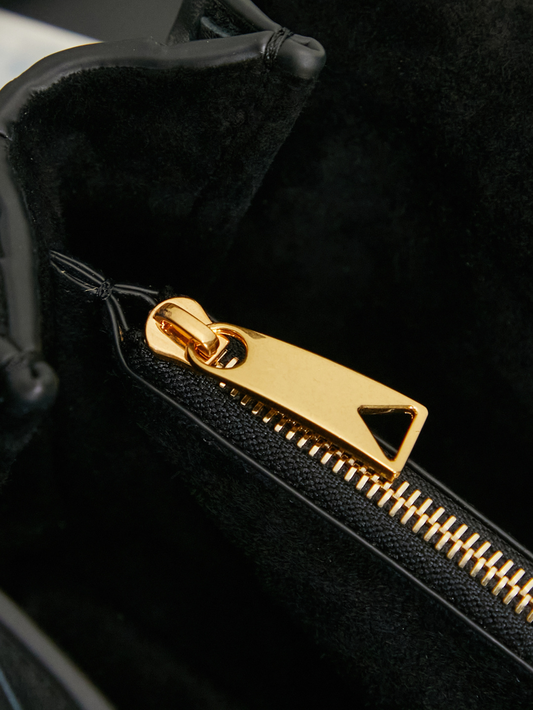 Bottega Veneta's new early spring products are here◍˃ᵕ˂◍ The super cute little bag captures my heart every time. This simple little bag that can be carried on the back at any time is really convenient. The surprise of this Notturno clutch lies in the three independent spaces inside. Babies with a lot of belongings must be able to sympathize with the tiring feeling of searching for a long time every time to find something. This divided zone design simply captures my heart.
Style number: 843893
Size: 21*11*9cm
Color: black photo 6