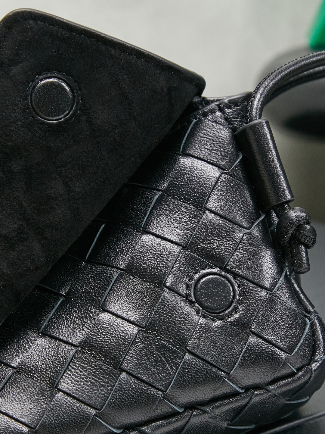 Bottega Veneta's new early spring products are here◍˃ᵕ˂◍ The super cute little bag captures my heart every time. This simple little bag that can be carried on the back at any time is really convenient. The surprise of this Notturno clutch lies in the three independent spaces inside. Babies with a lot of belongings must be able to sympathize with the tiring feeling of searching for a long time every time to find something. This divided zone design simply captures my heart.
Style number: 843893
Size: 21*11*9cm
Color: black photo 7