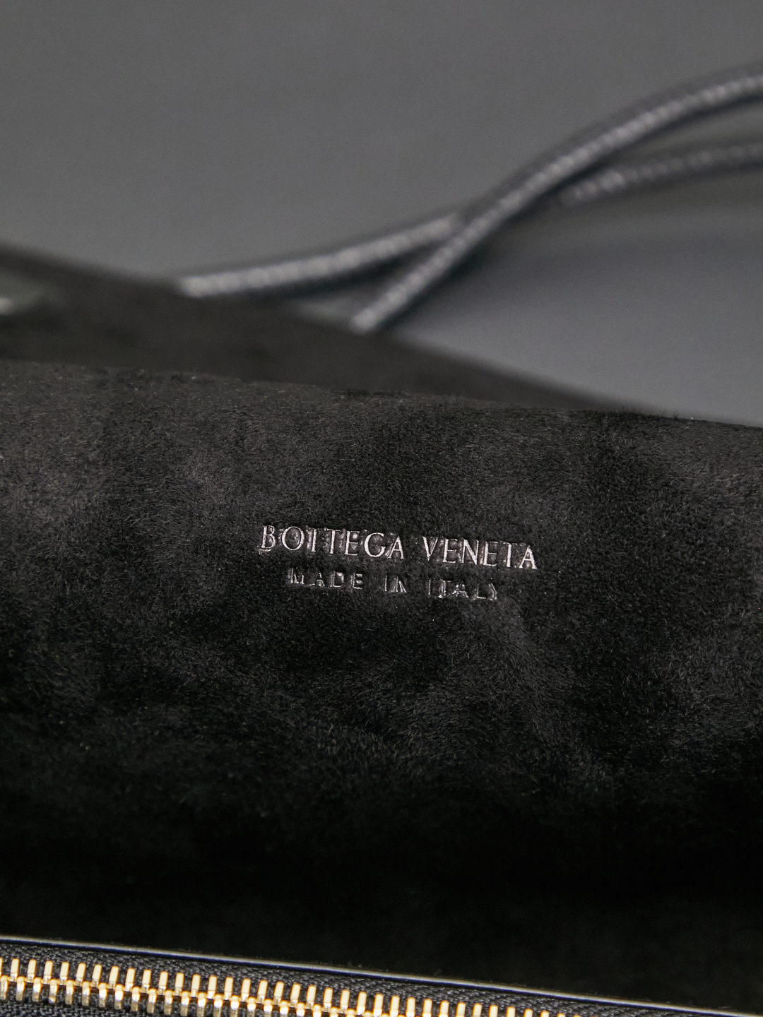 Bottega Veneta's new early spring products are here◍˃ᵕ˂◍ The super cute little bag captures my heart every time. This simple little bag that can be carried on the back at any time is really convenient. The surprise of this Notturno clutch lies in the three independent spaces inside. Babies with a lot of belongings must be able to sympathize with the tiring feeling of searching for a long time every time to find something. This divided zone design simply captures my heart.
Style number: 843893
Size: 21*11*9cm
Color: black photo 8