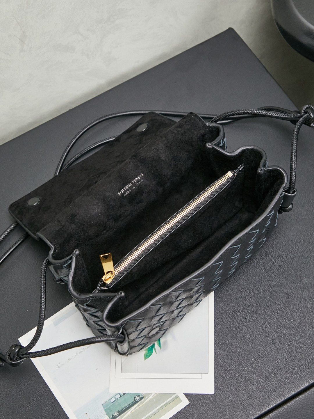 Bottega Veneta's new early spring products are here◍˃ᵕ˂◍ The super cute little bag captures my heart every time. This simple little bag that can be carried on the back at any time is really convenient. The surprise of this Notturno clutch lies in the three independent spaces inside. Babies with a lot of belongings must be able to sympathize with the tiring feeling of searching for a long time every time to find something. This divided zone design simply captures my heart.
Style number: 843893
Size: 21*11*9cm
Color: black photo 9
