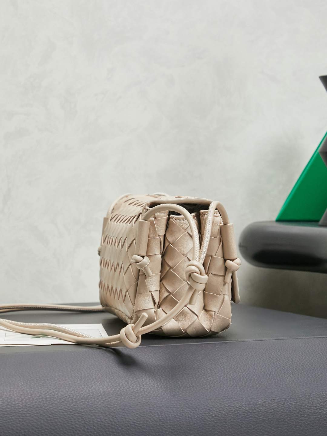 Bottega Veneta's new early spring products are here◍˃ᵕ˂◍ The super cute little bag captures my heart every time. This simple little bag that can be carried on the back at any time is really convenient. The surprise of this Notturno clutch lies in the three independent spaces inside. Babies with a lot of belongings must be able to sympathize with the tiring feeling of searching for a long time every time to find something. This divided zone design simply captures my heart.
Style number: 843893
Size: 21*11*9cm
Color: light brown photo 1