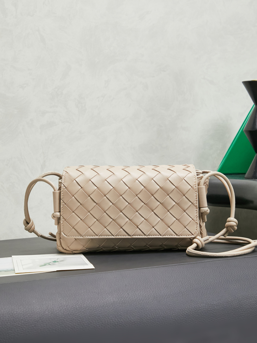 Bottega Veneta's new early spring products are here◍˃ᵕ˂◍ The super cute little bag captures my heart every time. This simple little bag that can be carried on the back at any time is really convenient. The surprise of this Notturno clutch lies in the three independent spaces inside. Babies with a lot of belongings must be able to sympathize with the tiring feeling of searching for a long time every time to find something. This divided zone design simply captures my heart.
Style number: 843893
Size: 21*11*9cm
Color: light brown