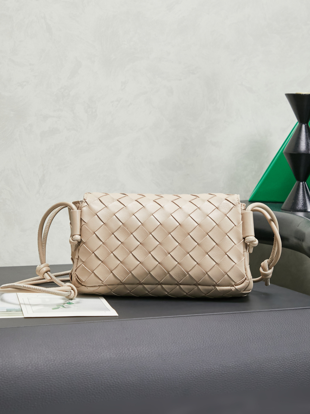 Bottega Veneta's new early spring products are here◍˃ᵕ˂◍ The super cute little bag captures my heart every time. This simple little bag that can be carried on the back at any time is really convenient. The surprise of this Notturno clutch lies in the three independent spaces inside. Babies with a lot of belongings must be able to sympathize with the tiring feeling of searching for a long time every time to find something. This divided zone design simply captures my heart.
Style number: 843893
Size: 21*11*9cm
Color: light brown photo 3