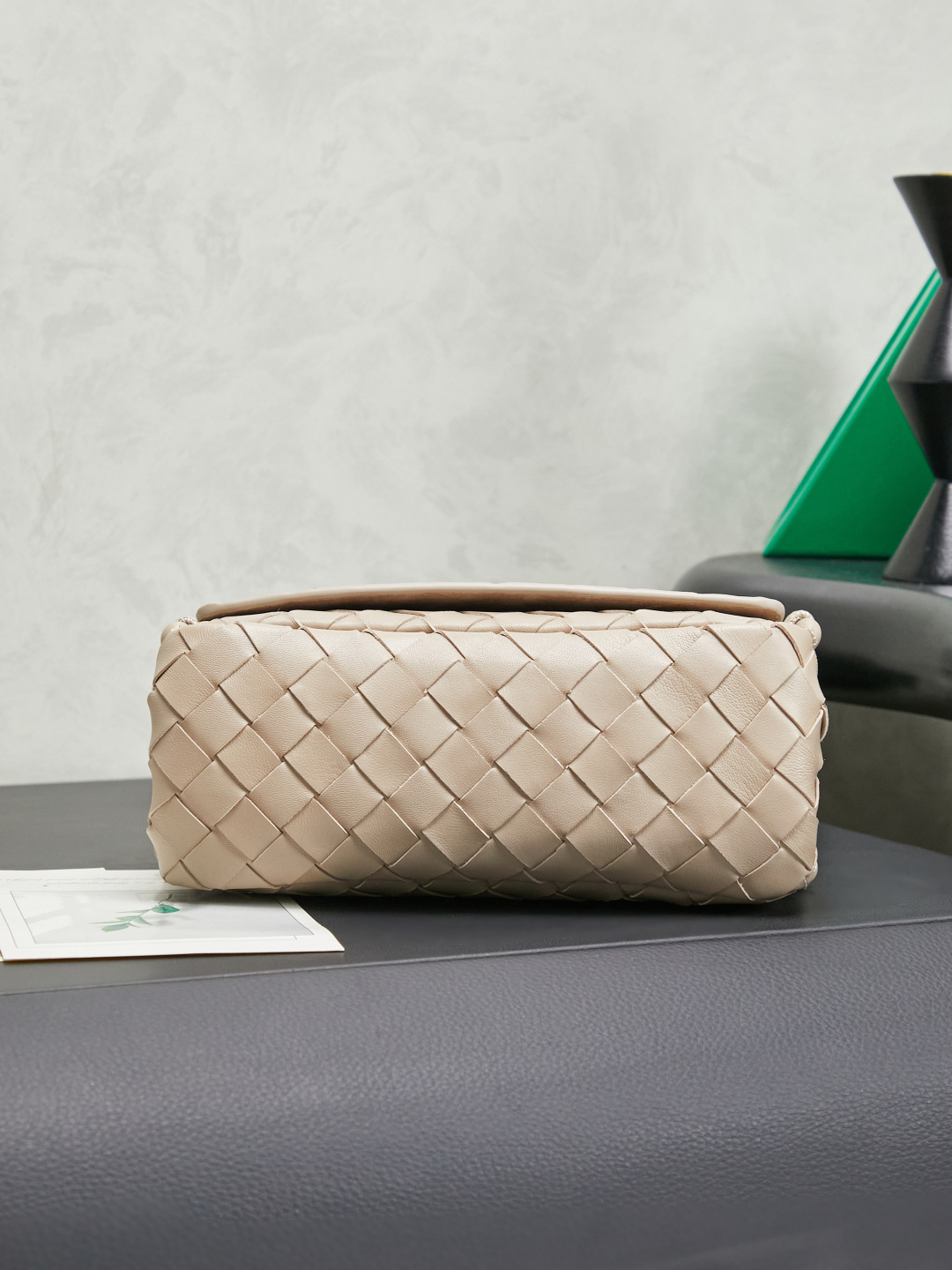 Bottega Veneta's new early spring products are here◍˃ᵕ˂◍ The super cute little bag captures my heart every time. This simple little bag that can be carried on the back at any time is really convenient. The surprise of this Notturno clutch lies in the three independent spaces inside. Babies with a lot of belongings must be able to sympathize with the tiring feeling of searching for a long time every time to find something. This divided zone design simply captures my heart.
Style number: 843893
Size: 21*11*9cm
Color: light brown photo 4