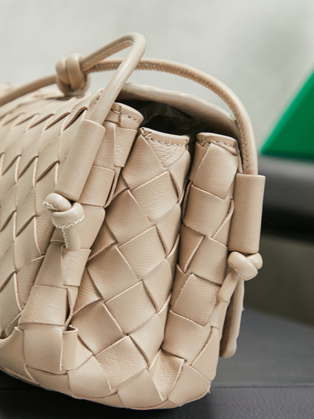 Bottega Veneta's new early spring products are here◍˃ᵕ˂◍ The super cute little bag captures my heart every time. This simple little bag that can be carried on the back at any time is really convenient. The surprise of this Notturno clutch lies in the three independent spaces inside. Babies with a lot of belongings must be able to sympathize with the tiring feeling of searching for a long time every time to find something. This divided zone design simply captures my heart.
Style number: 843893
Size: 21*11*9cm
Color: light brown photo 5