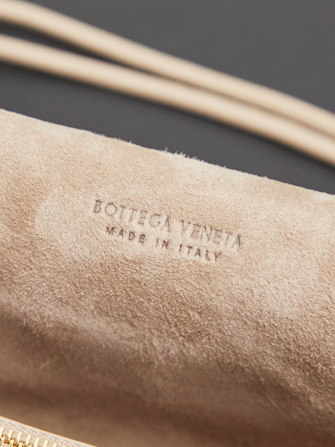 Bottega Veneta's new early spring products are here◍˃ᵕ˂◍ The super cute little bag captures my heart every time. This simple little bag that can be carried on the back at any time is really convenient. The surprise of this Notturno clutch lies in the three independent spaces inside. Babies with a lot of belongings must be able to sympathize with the tiring feeling of searching for a long time every time to find something. This divided zone design simply captures my heart.
Style number: 843893
Size: 21*11*9cm
Color: light brown photo 7