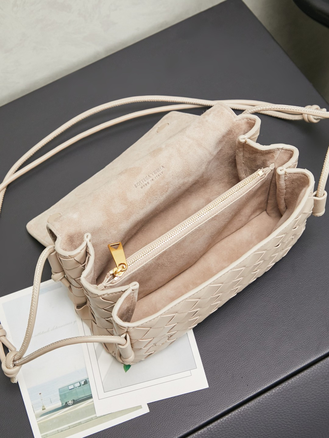 Bottega Veneta's new early spring products are here◍˃ᵕ˂◍ The super cute little bag captures my heart every time. This simple little bag that can be carried on the back at any time is really convenient. The surprise of this Notturno clutch lies in the three independent spaces inside. Babies with a lot of belongings must be able to sympathize with the tiring feeling of searching for a long time every time to find something. This divided zone design simply captures my heart.
Style number: 843893
Size: 21*11*9cm
Color: light brown photo 8