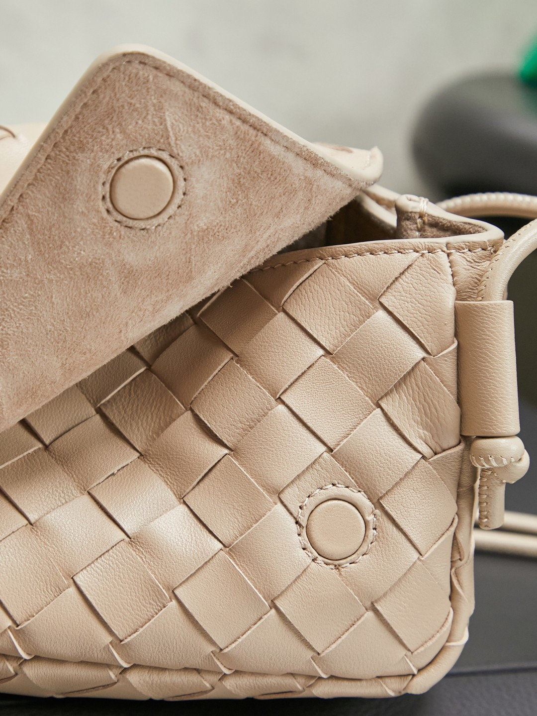 Bottega Veneta's new early spring products are here◍˃ᵕ˂◍ The super cute little bag captures my heart every time. This simple little bag that can be carried on the back at any time is really convenient. The surprise of this Notturno clutch lies in the three independent spaces inside. Babies with a lot of belongings must be able to sympathize with the tiring feeling of searching for a long time every time to find something. This divided zone design simply captures my heart.
Style number: 843893
Size: 21*11*9cm
Color: light brown photo 9