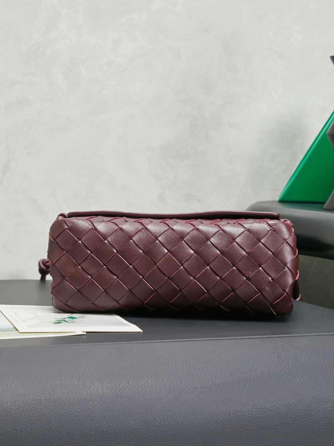 Bottega Veneta's new early spring products are here◍˃ᵕ˂◍ The super cute little bag captures my heart every time. This simple little bag that can be carried on the back at any time is really convenient. The surprise of this Notturno clutch lies in the three independent spaces inside. Babies with a lot of belongings must be able to sympathize with the tiring feeling of searching for a long time every time to find something. This divided zone design simply captures my heart.
Style number: 843893
Size: 21*11*9cm
Color: dark mahogany photo 1