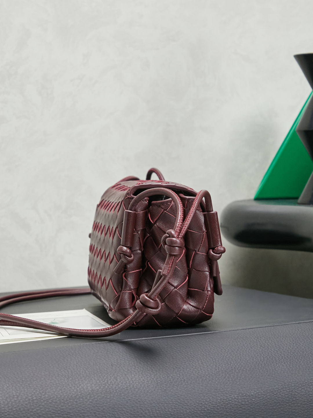 Bottega Veneta's new early spring products are here◍˃ᵕ˂◍ The super cute little bag captures my heart every time. This simple little bag that can be carried on the back at any time is really convenient. The surprise of this Notturno clutch lies in the three independent spaces inside. Babies with a lot of belongings must be able to sympathize with the tiring feeling of searching for a long time every time to find something. This divided zone design simply captures my heart.
Style number: 843893
Size: 21*11*9cm
Color: dark mahogany photo 2