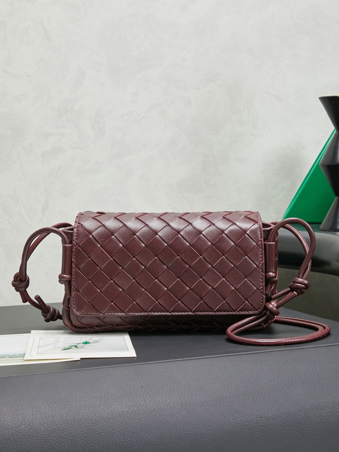 Bottega Veneta's new early spring products are here◍˃ᵕ˂◍ The super cute little bag captures my heart every time. This simple little bag that can be carried on the back at any time is really convenient. The surprise of this Notturno clutch lies in the three independent spaces inside. Babies with a lot of belongings must be able to sympathize with the tiring feeling of searching for a long time every time to find something. This divided zone design simply captures my heart.
Style number: 843893
Size: 21*11*9cm
Color: dark mahogany