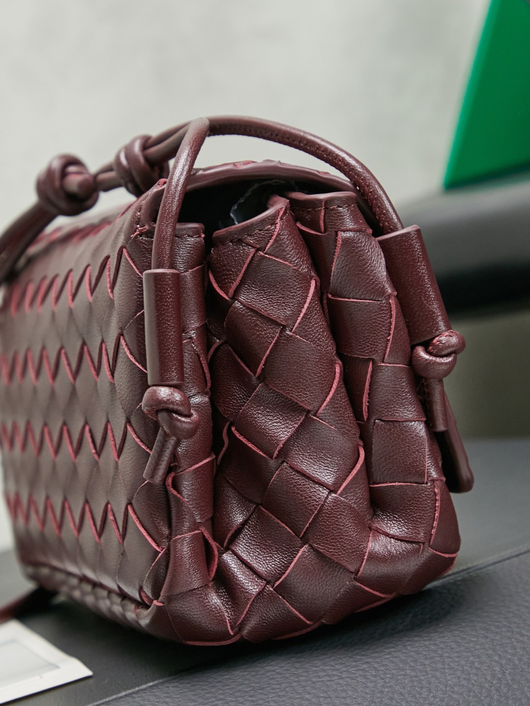Bottega Veneta's new early spring products are here◍˃ᵕ˂◍ The super cute little bag captures my heart every time. This simple little bag that can be carried on the back at any time is really convenient. The surprise of this Notturno clutch lies in the three independent spaces inside. Babies with a lot of belongings must be able to sympathize with the tiring feeling of searching for a long time every time to find something. This divided zone design simply captures my heart.
Style number: 843893
Size: 21*11*9cm
Color: dark mahogany photo 4