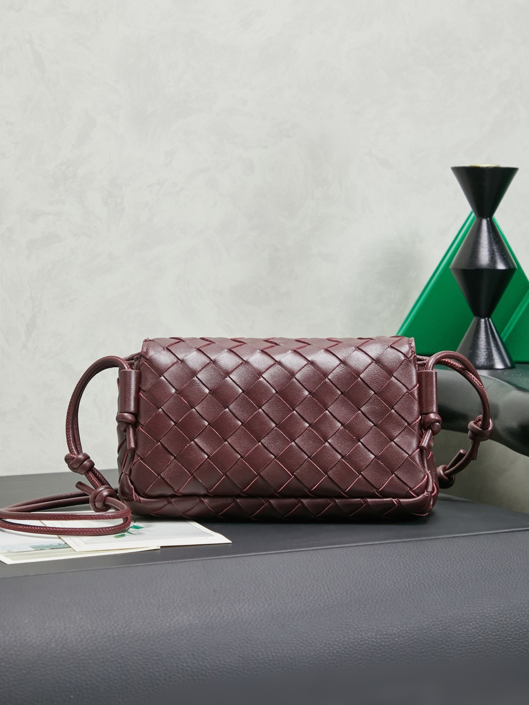 Bottega Veneta's new early spring products are here◍˃ᵕ˂◍ The super cute little bag captures my heart every time. This simple little bag that can be carried on the back at any time is really convenient. The surprise of this Notturno clutch lies in the three independent spaces inside. Babies with a lot of belongings must be able to sympathize with the tiring feeling of searching for a long time every time to find something. This divided zone design simply captures my heart.
Style number: 843893
Size: 21*11*9cm
Color: dark mahogany photo 5