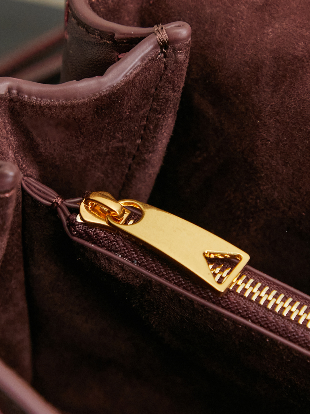 Bottega Veneta's new early spring products are here◍˃ᵕ˂◍ The super cute little bag captures my heart every time. This simple little bag that can be carried on the back at any time is really convenient. The surprise of this Notturno clutch lies in the three independent spaces inside. Babies with a lot of belongings must be able to sympathize with the tiring feeling of searching for a long time every time to find something. This divided zone design simply captures my heart.
Style number: 843893
Size: 21*11*9cm
Color: dark mahogany photo 6