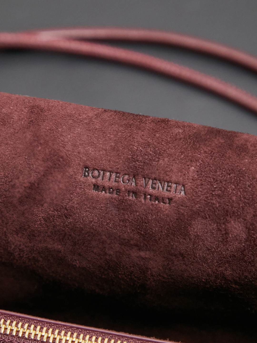 Bottega Veneta's new early spring products are here◍˃ᵕ˂◍ The super cute little bag captures my heart every time. This simple little bag that can be carried on the back at any time is really convenient. The surprise of this Notturno clutch lies in the three independent spaces inside. Babies with a lot of belongings must be able to sympathize with the tiring feeling of searching for a long time every time to find something. This divided zone design simply captures my heart.
Style number: 843893
Size: 21*11*9cm
Color: dark mahogany photo 7