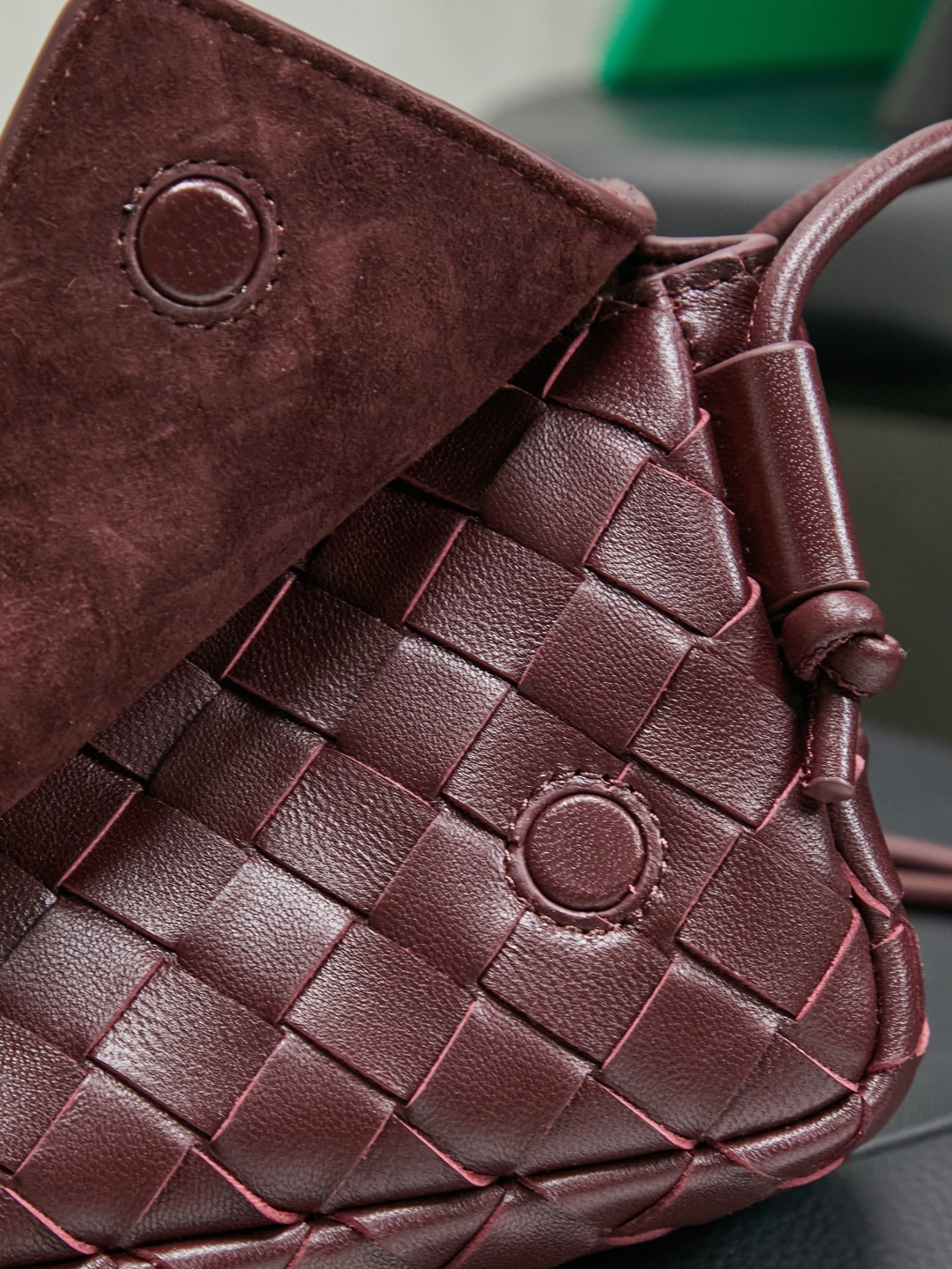 Bottega Veneta's new early spring products are here◍˃ᵕ˂◍ The super cute little bag captures my heart every time. This simple little bag that can be carried on the back at any time is really convenient. The surprise of this Notturno clutch lies in the three independent spaces inside. Babies with a lot of belongings must be able to sympathize with the tiring feeling of searching for a long time every time to find something. This divided zone design simply captures my heart.
Style number: 843893
Size: 21*11*9cm
Color: dark mahogany photo 8
