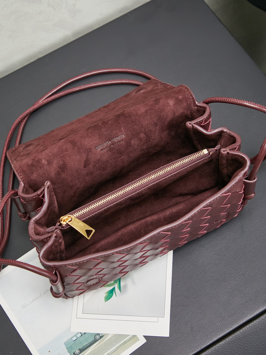 Bottega Veneta's new early spring products are here◍˃ᵕ˂◍ The super cute little bag captures my heart every time. This simple little bag that can be carried on the back at any time is really convenient. The surprise of this Notturno clutch lies in the three independent spaces inside. Babies with a lot of belongings must be able to sympathize with the tiring feeling of searching for a long time every time to find something. This divided zone design simply captures my heart.
Style number: 843893
Size: 21*11*9cm
Color: dark mahogany photo 9