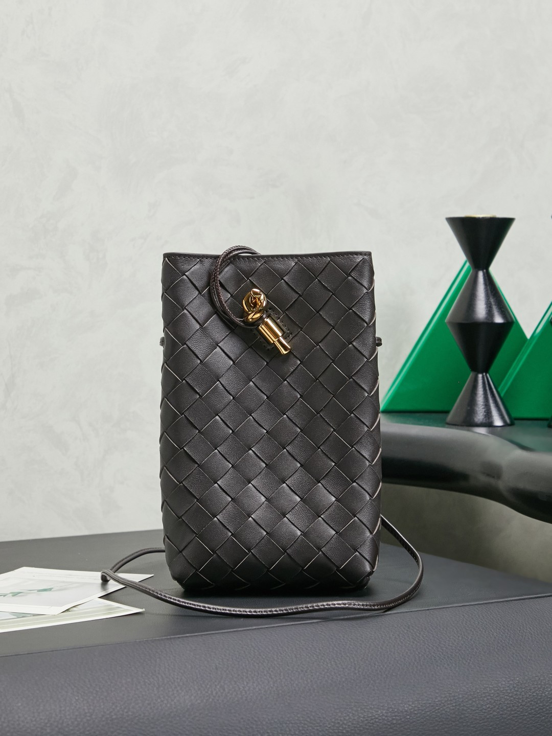Andiamo Phone Pouch is a useful mobile phone bag, with exquisite and neat shape hidden in the details, classic intrecciato weaving + retro rope gold buckle, high-end opening and closing, anti-theft, super silky with one hand, a thin shoulder strap, which can be salty or sweet, the armpit carry is exquisite commuting style, cross-body and casual and lazy. It is compact and can hold a mobile phone + lipstick + earphones. It does not collapse or deform. It is enough for daily use. It is easy to use your hands when shopping and eating! Fashionable and cute little bag, you won’t lose money if you invest in it!
Style number: 843890
chocolate brown
Size: 14*21.5*7cm