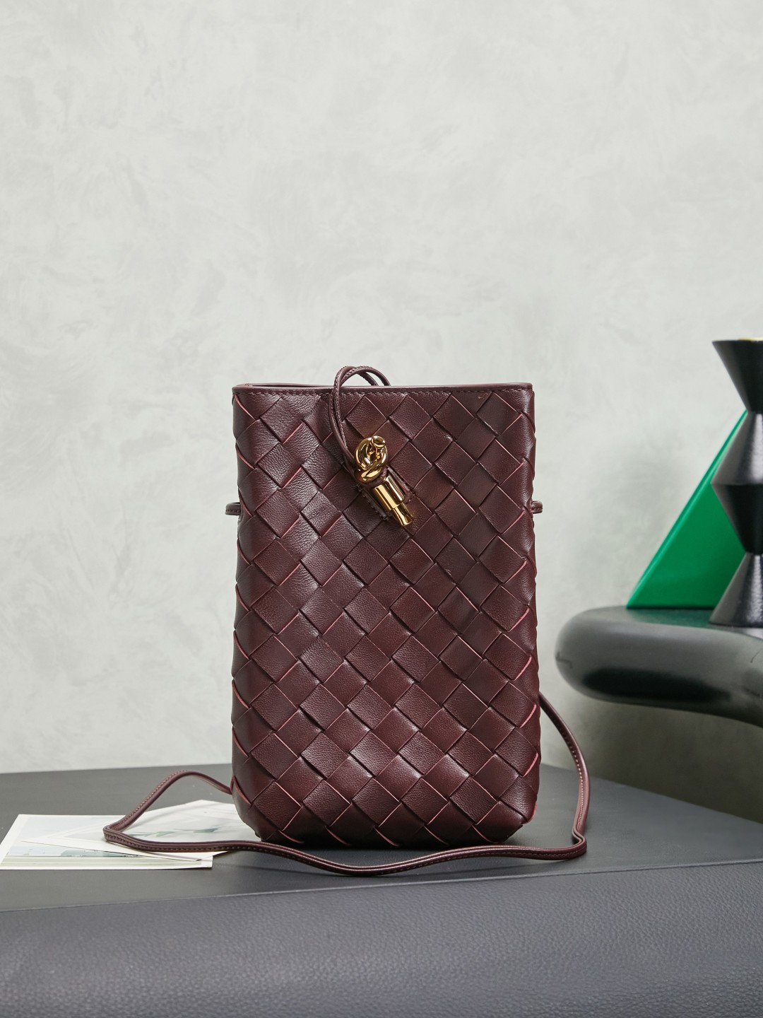 Andiamo Phone Pouch is a useful mobile phone bag, with exquisite and neat shape hidden in the details, classic intrecciato weaving + retro rope gold buckle, high-end opening and closing, anti-theft, super silky with one hand, a thin shoulder strap, which can be salty or sweet, the armpit carry is exquisite commuting style, cross-body and casual and lazy. It is compact and can hold a mobile phone + lipstick + earphones. It does not collapse or deform. It is enough for daily use. It is easy to use your hands when shopping and eating! Fashionable and cute little bag, you won’t lose money if you invest in it!
Style number: 843890
wine red
Size: 14*21.5*7cm