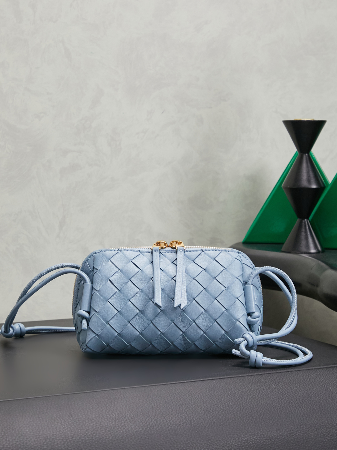 BV's new mini bag ceiling Bottegaveneta's new Concert Pouch bag is small and has a large capacity. It can hold a Pro max mobile phone. The shoulder strap is adjustable for cross-body carry and single-shoulder carry. It is very cost-effective. The latest small bag in autumn and winter has a lot of capacity. It can hold 4 short clips. I also tried it and it can hold one of my fists. It's cute and the capacity is touching. The length of the shoulder strap is adjustable. Full marks for daily commuting.
Style number: 794258
Color: light blue
Size: 18.5*11.5*8.5cm