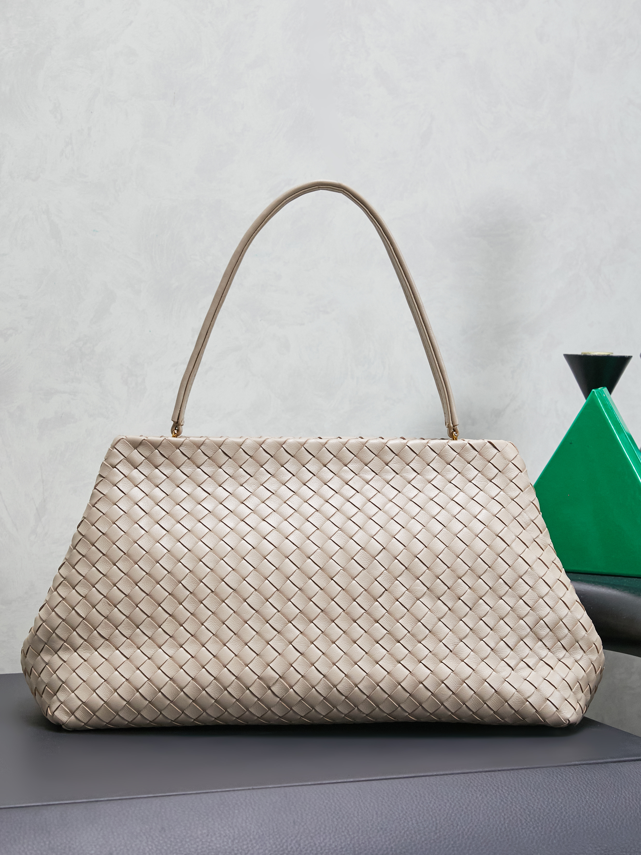 The 1998 gold clip handbag is named in tribute to the highlight of the brand's first show in Milan in 1998. It replicates the retro silhouette of the Frame Bag in the 1990s. The trapezoidal bag body is soft but not collapsed. It is made of Nappa lambskin with a dense and soft texture. The leather surface is delicate and wear-resistant. The top is opened and closed with an integrated metal square buckle. The sides are naturally slightly closed. It comes with a small mirror and the opening and closing method is calm and elegant. Minimalist design without logo, elegant and restrained, suitable for commuting or dinner, gentle and aura.
Style number: 868128
Color: light brown
Size: 37*18*16cm