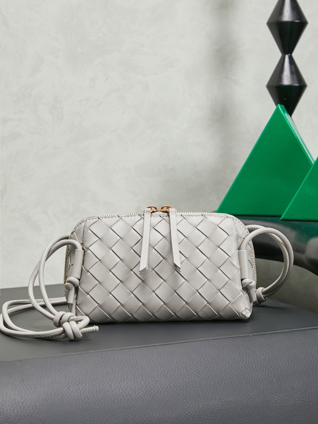 BV's new mini bag ceiling Bottegaveneta's new Concert Pouch bag is small and has a large capacity. It can hold a Pro max mobile phone. The shoulder strap is adjustable for cross-body carry and single-shoulder carry. It is very cost-effective. The latest small bag in autumn and winter has a lot of capacity. It can hold 4 short clips. I also tried it and it can hold one of my fists. It's cute and the capacity is touching. The length of the shoulder strap is adjustable. Full marks for daily commuting.
Style number: 794258
Color: silver gray
Size: 18.5*11.5*8.5cm