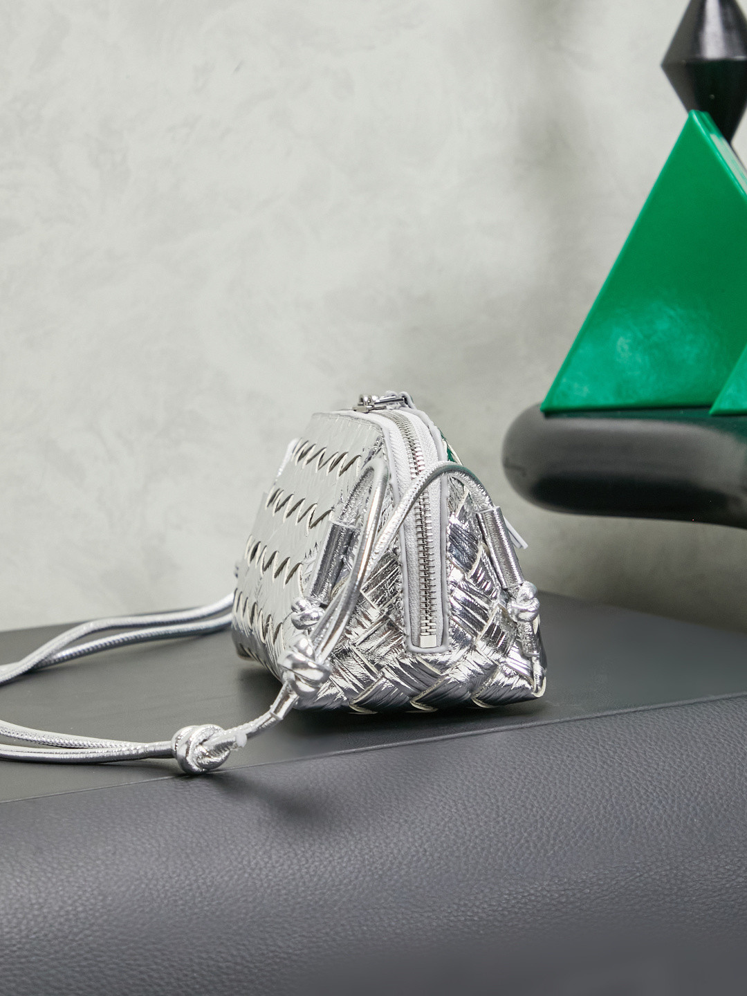 BV's new mini bag ceiling Bottegaveneta's new Concert Pouch bag is small and has a large capacity. It can hold a Pro max mobile phone. The shoulder strap is adjustable for cross-body carry and single-shoulder carry. It is very cost-effective. The latest small bag in autumn and winter has a lot of capacity. It can hold 4 short clips. I also tried it and it can hold one of my fists. It's cute and the capacity is touching. The length of the shoulder strap is adjustable. Full marks for daily commuting.
Style number: 794258
Color: silver water ripple
Size: 18.5*11.5*8.5cm photo 1