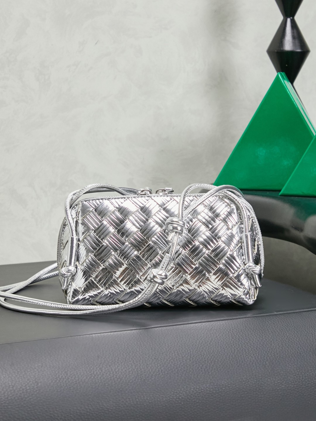 BV's new mini bag ceiling Bottegaveneta's new Concert Pouch bag is small and has a large capacity. It can hold a Pro max mobile phone. The shoulder strap is adjustable for cross-body carry and single-shoulder carry. It is very cost-effective. The latest small bag in autumn and winter has a lot of capacity. It can hold 4 short clips. I also tried it and it can hold one of my fists. It's cute and the capacity is touching. The length of the shoulder strap is adjustable. Full marks for daily commuting.
Style number: 794258
Color: silver water ripple
Size: 18.5*11.5*8.5cm photo 3