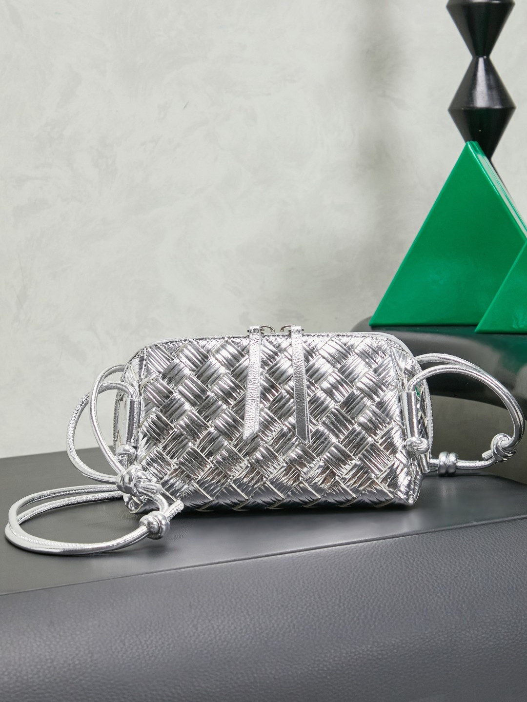 BV's new mini bag ceiling Bottegaveneta's new Concert Pouch bag is small and has a large capacity. It can hold a Pro max mobile phone. The shoulder strap is adjustable for cross-body carry and single-shoulder carry. It is very cost-effective. The latest small bag in autumn and winter has a lot of capacity. It can hold 4 short clips. I also tried it and it can hold one of my fists. It's cute and the capacity is touching. The length of the shoulder strap is adjustable. Full marks for daily commuting.
Style number: 794258
Color: silver water ripple
Size: 18.5*11.5*8.5cm