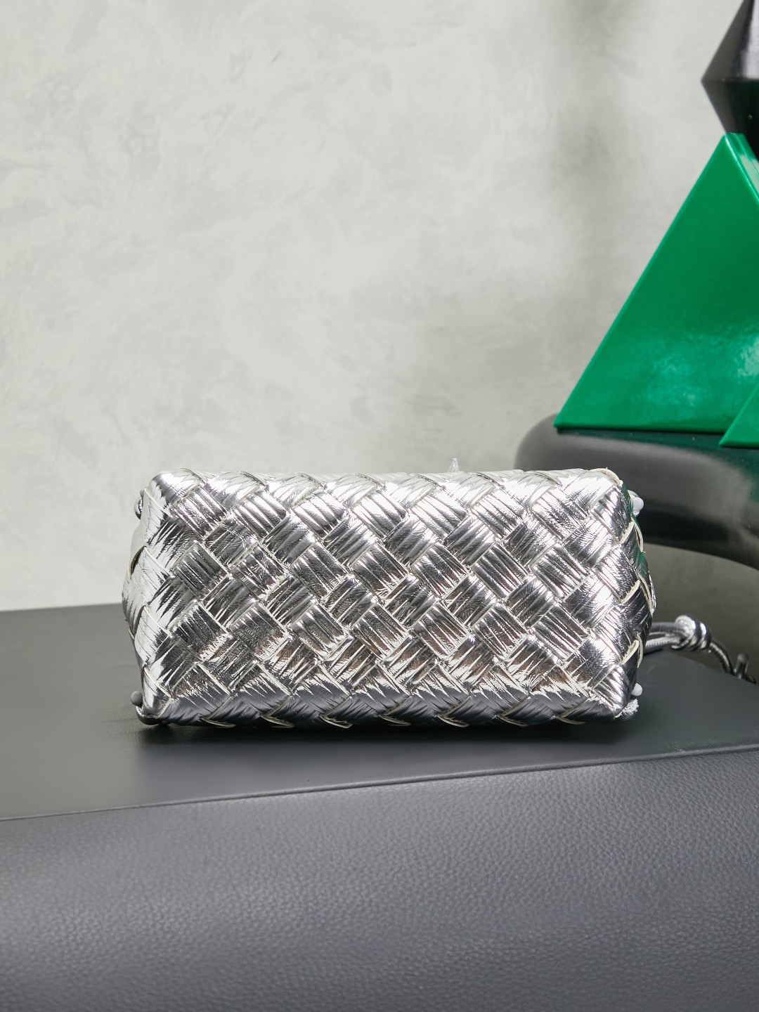 BV's new mini bag ceiling Bottegaveneta's new Concert Pouch bag is small and has a large capacity. It can hold a Pro max mobile phone. The shoulder strap is adjustable for cross-body carry and single-shoulder carry. It is very cost-effective. The latest small bag in autumn and winter has a lot of capacity. It can hold 4 short clips. I also tried it and it can hold one of my fists. It's cute and the capacity is touching. The length of the shoulder strap is adjustable. Full marks for daily commuting.
Style number: 794258
Color: silver water ripple
Size: 18.5*11.5*8.5cm photo 5